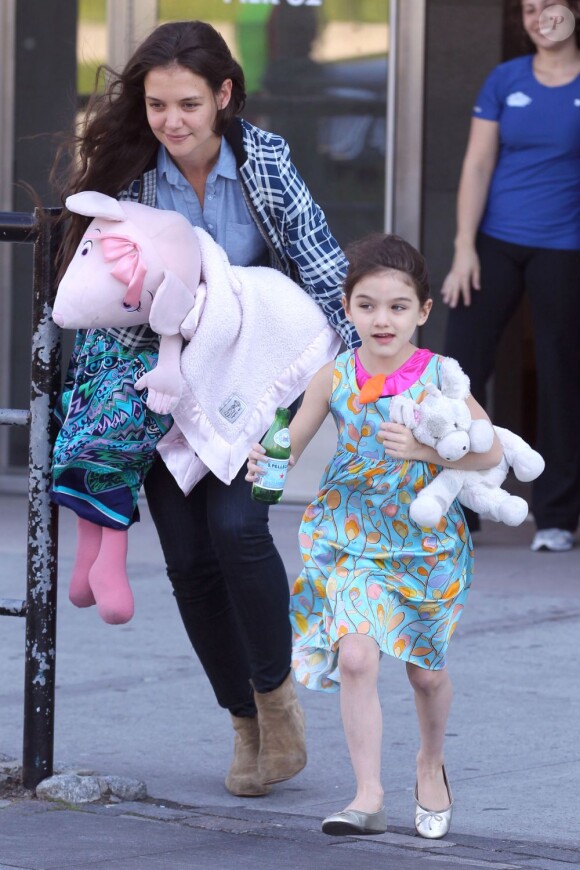 Suri Cruise et Katie Holmes à New York, le 27 avril 2012.