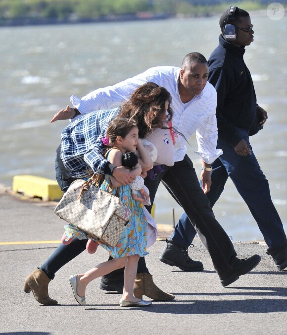 Suri Cruise et Katie Holmes à New York, le 27 avril 2012.