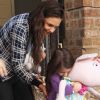 Katie Holmes encourage sa fille qui porte une peluche aussi grande qu'elle. A New York, le 27 avril 2012.