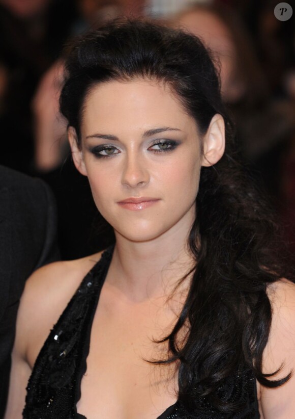 Kristen Stewart glamour sur red carpet. A Londres le 15 novembre 2011.