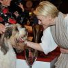 La princesse Charlene félicite le chien qui remporte la deuxième place, lors d'un concours canin à Monaco le 28 avril 2012
