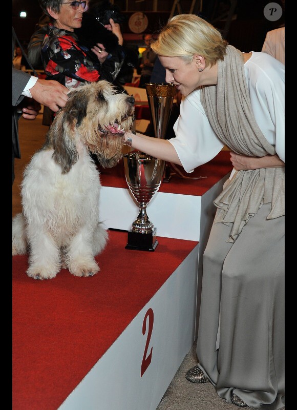 La princesse Charlene félicite le chien qui remporte la deuxième place, lors d'un concours canin à Monaco le 28 avril 2012