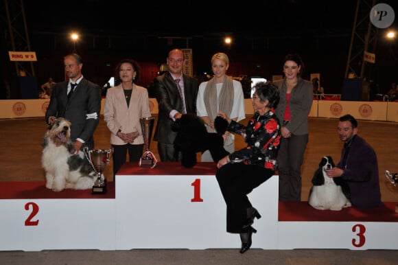 La princesse Charlene et les vainqueurs d'un concours canin à Monaco le 28 avril 2012