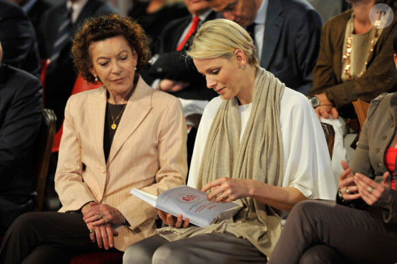 La baronne Elisabeth-Anne de Massy et la princesse Charlene lors d'un concours canin à Monaco le 28 avril 2012