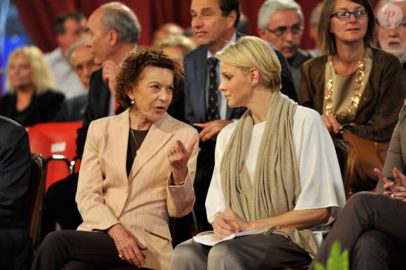 La baronne Elisabeth-Anne de Massy et la princesse Charlene lors d'un concours canin à Monaco le 28 avril 2012