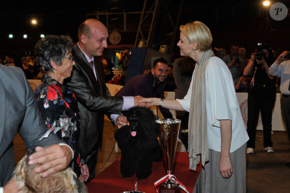 La princesse Charlene félicite le gagnant, lors d'un concours canin à Monaco le 28 avril 2012