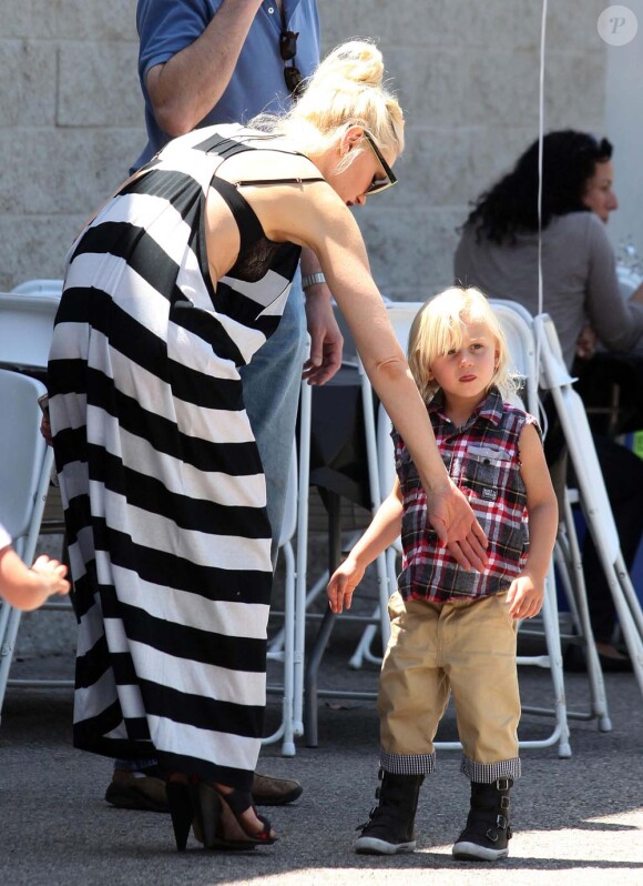 Gwen Stefani et Zuma, son petit dernier, à Los Angeles, le 28 avril 2012.