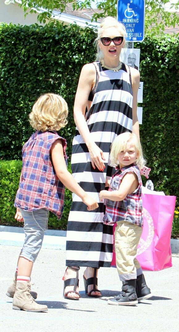 Gwen Stefani et ses garçons à Los Angeles, le 28 avril 2012.