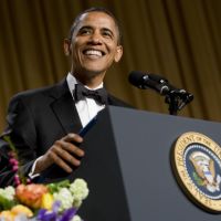 Barack Obama, applaudi par Michelle, s'impose avec humour, entouré de stars