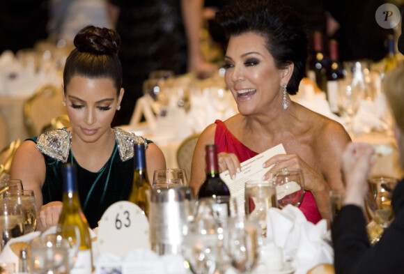 Kim Kardashian et sa mère Kris Jenner lors du traditionnel dîner des correspondants de la Maison Blanche le 28 avril 2012 à Washington DC