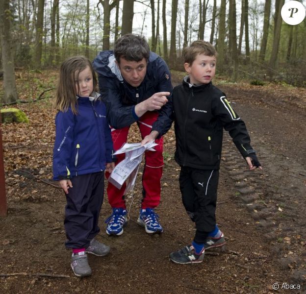Le prince Frederik avec les deux grands enfants nés de son mariage avec la princesse Mary, Christian (6 ans) et Isabella (5 ans), lors d'une course d'orientation à Birkerod dans le cadre de la journée Trouver son chemin au Danemark 2012, le 28 avirl 2012.