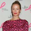 L'actrice et mannequin Carolyn Murphy ose la jupe en cuir lors de la soirée Hot Pink de la Breast Cancer Reaserch Fondation au Waldorf Astoria. New York, le 30 avril 2012.