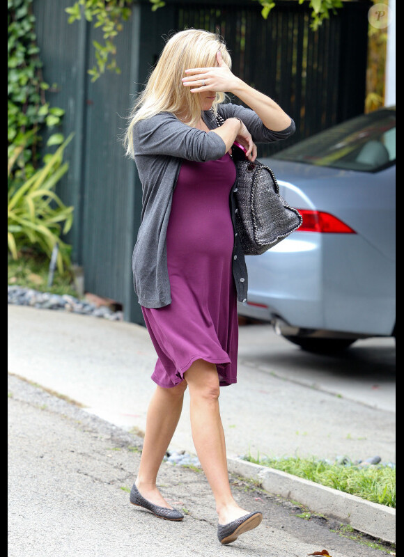 Reese Witherspoon, qui attend son troisième enfant, à Brentwood le 1er mai 2012