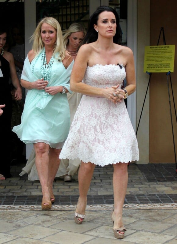 Kyle et Kim Richards assistent au lancement de la marque de leur soeur Kathy Hilton à Los Angeles le 2 mai 2012