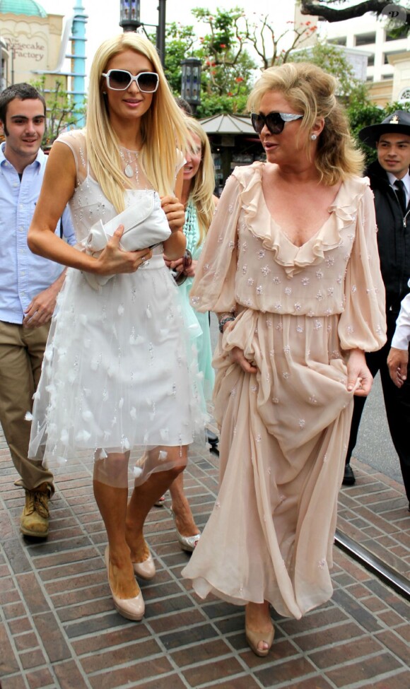 Kathy Hilton lance sa marque de vêtements à Los Angeles le 2 mai 2012