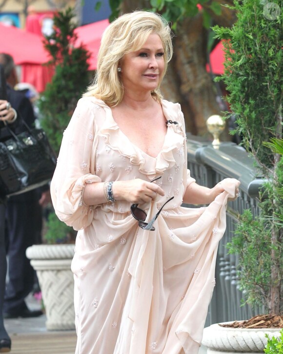 Paris Hilton assiste au lancement de la marque de sa mère Kathy à Los Angeles le 2 mai 2012