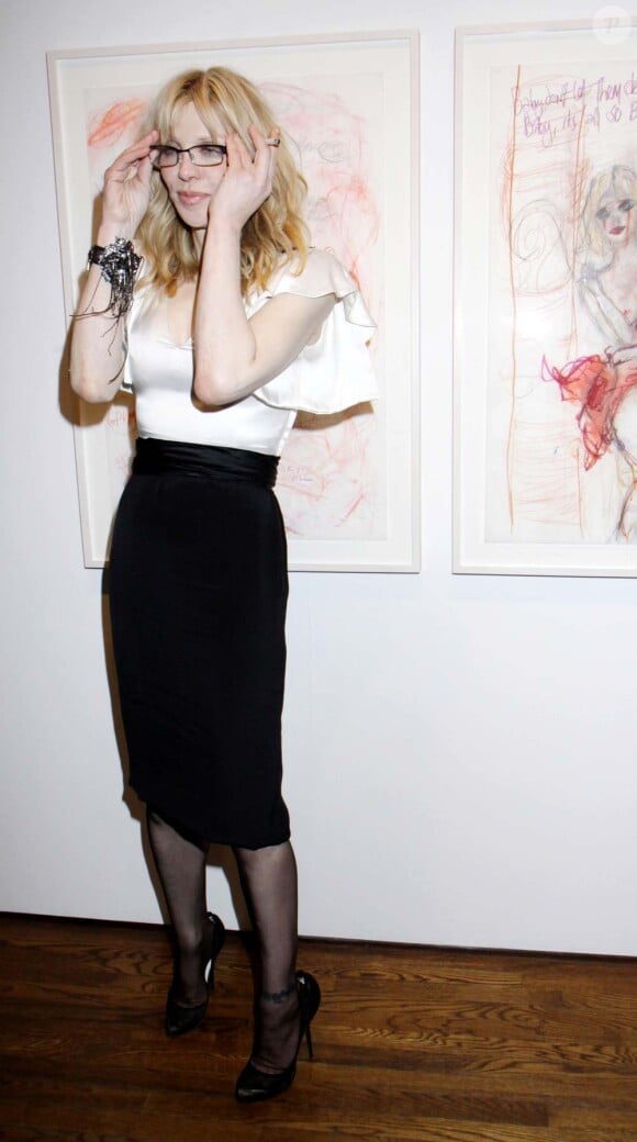 Courtney Love inaugure sa première exposition de dessins à la galerie Fred Torres Collaborations à New York, le 2 mai 2012.