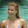 Michelle Hunziker au bord de la piscine, Miami, le 2 mai 2012.