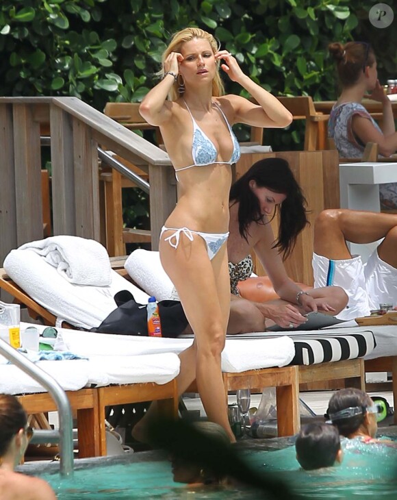 La superbe Michelle Hunziker au bord de la piscine, Miami, le 2 mai 2012.