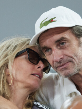 PHOTOS Roland Garros : Karin Viard brûlante de passion pour son mari dans les tribunes avec plusieurs "fils et fille de"