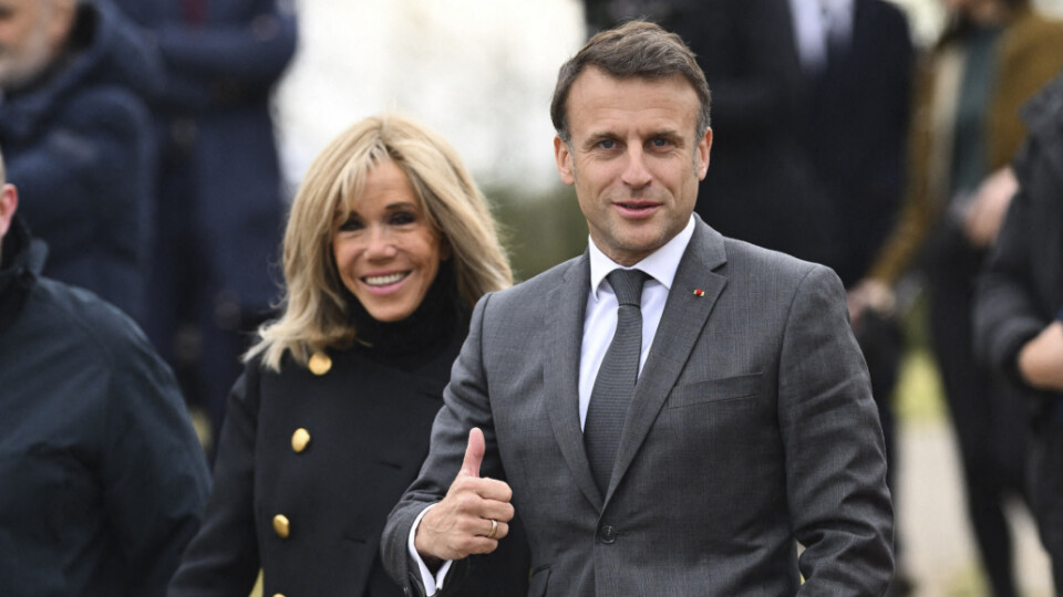 PHOTOS Brigitte Macron, supportrice stylée pour le président : un rare baiser en public pour le couple !