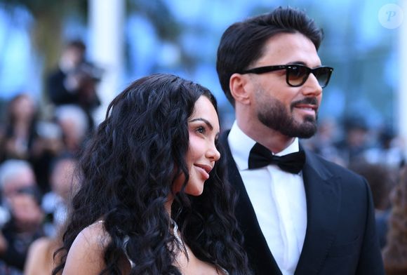 Comme d'autres célébrités, Nabilla et Thomas Vergara ont été immortalisé dans d'innombrables établissements très sélects ! Mais ce dimanche 25 mai 2025, nos confrères du magazine "People" ont partagé une vidéo devenue virale du père de famille...

Nabilla Benattia et son mari Thomas Vergara - Montée des marches de "The History of Sound" lors du 78ème Festival International du Film de Cannes, le 21 mai 2025. © Rachid Bellak/Bestimage