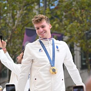En fait, il habitait secrètement dans un appartement de 70 mètres carrés du côté de Nanterre

Léon Marchand - La "Parade des Champions" des Jeux Olympiques et Paralympiques de Paris2024, sur les Champs-Elysées. Paris, le 14 septembre 2024.
© Eliot Blondet/Pool/Bestimage