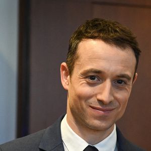 Le présentateur et producteur Hugo Clément arrive pour son audition devant la Commission d'enquête sur la neutralité, le fonctionnement et le financement de l'audiovisuel public à l'Assemblée nationale à Paris le 24 février 2026. Photo by Firas Abdullah/ABACAPRESS.COM