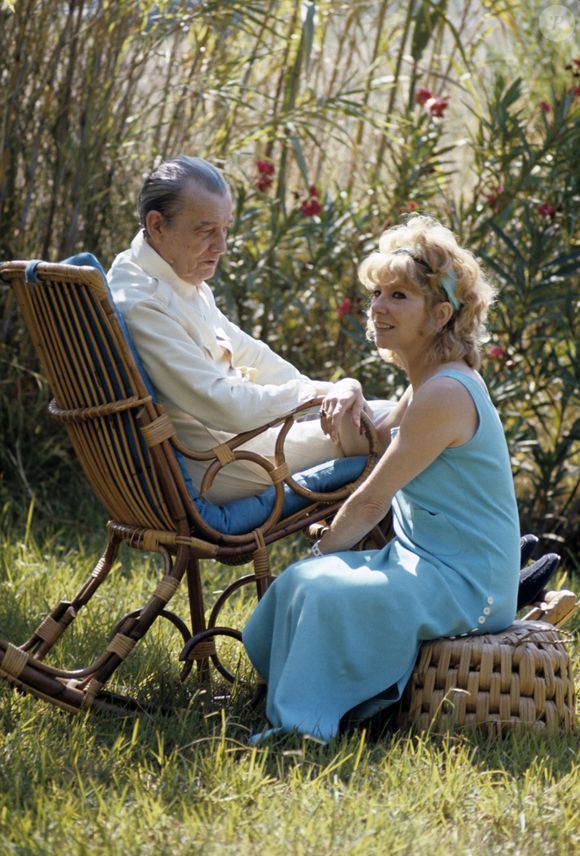 Archives -En France,  Marcel et Jacqueline Pagnol dans un jardin, sur le tournage d'une série documentaire en septembre 1972.
