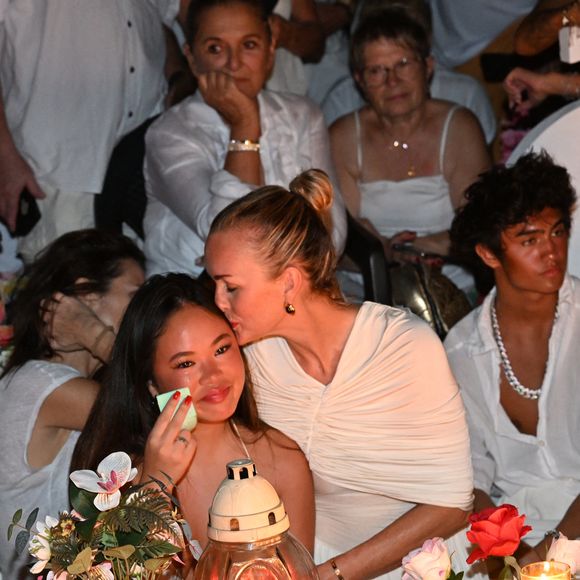 Outre cette demeure acquise en 1999 — dotée de deux chambres, de quatre salles de bains, d’un court de tennis, d’une salle de sport, d’une piscine et d’une salle de cinéma privée — Laeticia avait déjà consenti à d’autres sacrifices

Exclusif - Hommage de Laeticia Hallyday et de sa fille Joy pour le huitième anniversaire de la mort de Johnny Hallyday au cimetière de Lorient sur l'île de Saint-Barthélemy, Antilles françaises, France, le 5 décembre 2025. © Xavier Merchet-Thau/Bestimage