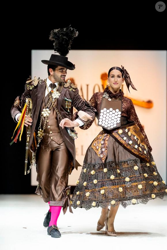 Christophe Licata et Ana Riera - Défilé d'ouverture du salon du chocolat 2024 à Paris porte de Versailles en faveur de l’association Mécénat Chirurgie Cardiaque le 29 octobre 2024. © Perusseau-Veeren/Bestimage
