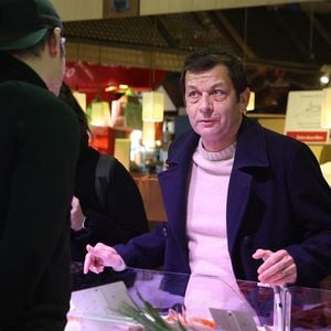 Exclusif - Laurent Mariotte à la rencontre des commerçants du Marché des Capucins à Bordeaux, lors du tournage de son émission culinaire "Les petits plats de Laurent", le 21 janvier 2026.
© Fabien Cottereau / Bestimage