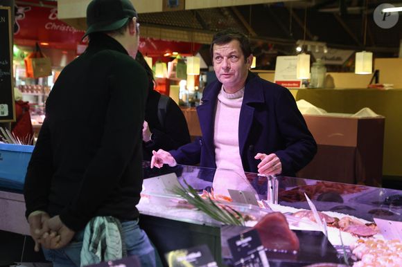 Exclusif - Laurent Mariotte à la rencontre des commerçants du Marché des Capucins à Bordeaux, lors du tournage de son émission culinaire "Les petits plats de Laurent", le 21 janvier 2026.
© Fabien Cottereau / Bestimage