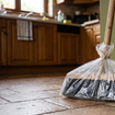 Cette astuce avec un sac plastique sur le balai simplifie le ménage : voici son utilité