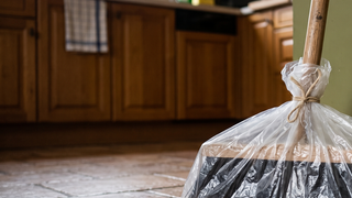 Cette astuce avec un sac plastique sur le balai simplifie le ménage : voici son utilité