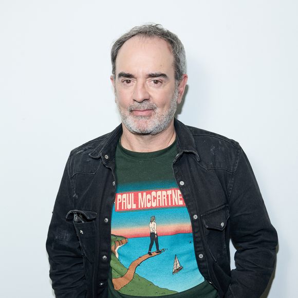 il a alors rappelé avoir grandi dans la quartier du Marais, 

Bruno Solo -  Backstage - Enregistrement de l'émission "100% Logique", présentée par Cyril Féraud et diffusée le 19 avril 2025 sur France 2.
Le 18 décembre 2024.

© Cyril Moreau / Bestimage