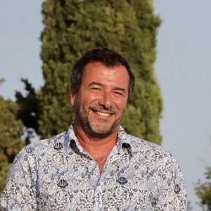 Tombé amoureux de cette région, le chroniqueur de Cyril Hanouna nous avait parlé de cette maison qu'il chérit tant. Un cocon qui possède un patio central, une piscine "carrelée de bleu" et même un terrain de pétanque.

Bernard Montiel à l'Hôtel "Le Mas Bellevue" à Saint-Tropez, le 23 juillet 2021. © Luc Boutria/Nice-Matin/Bestimage
