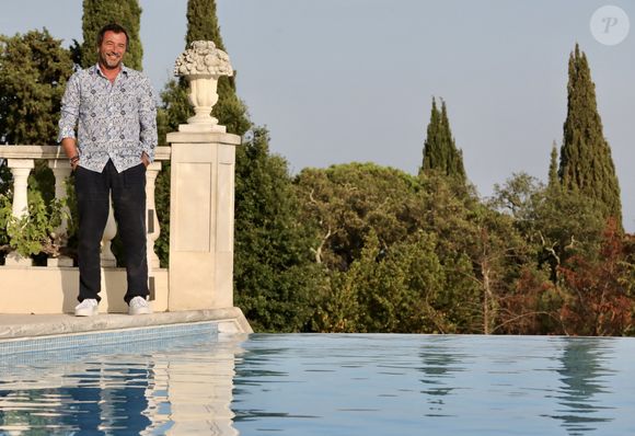 Tombé amoureux de cette région, le chroniqueur de Cyril Hanouna nous avait parlé de cette maison qu'il chérit tant. Un cocon qui possède un patio central, une piscine "carrelée de bleu" et même un terrain de pétanque.

Bernard Montiel à l'Hôtel "Le Mas Bellevue" à Saint-Tropez, le 23 juillet 2021. © Luc Boutria/Nice-Matin/Bestimage