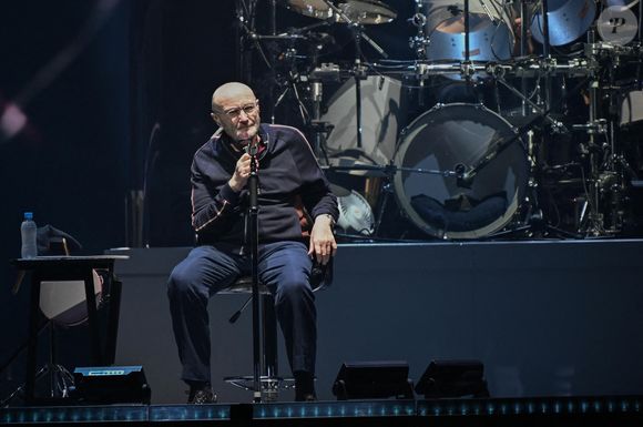 Phil Collins se produit sur scène lors de la tournée The Last Domino du groupe de rock britannique Genesis au Paris La Defense Arena, à Nanterre, France, le 16 mars 2022. Photo Christophe Meng/ABACAPRESS.COM