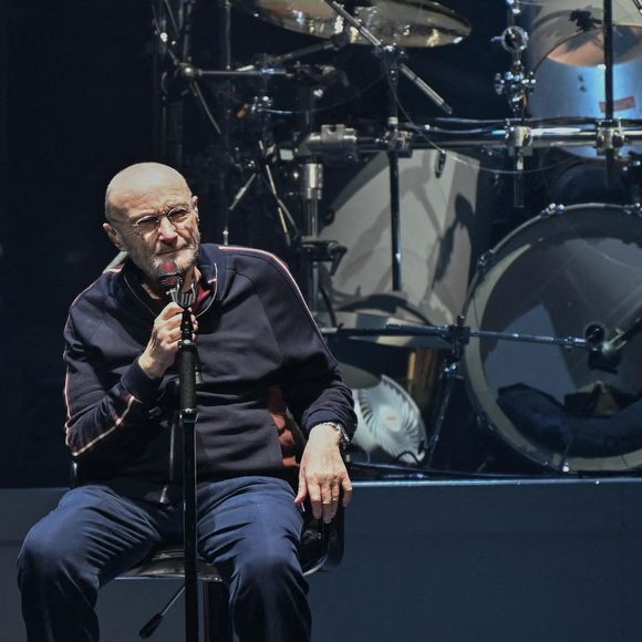 Phil Collins se produit sur scène lors de la tournée The Last Domino du groupe de rock britannique Genesis au Paris La Defense Arena, à Nanterre, France, le 16 mars 2022. Photo Christophe Meng/ABACAPRESS.COM