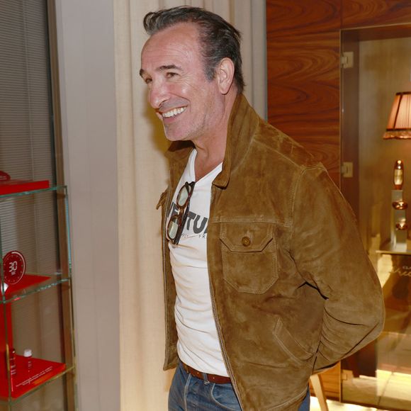 Jean Dujardin a fait chavirer le cœur d’une célèbre animatrice avant même d’avoir la renommée qu’il connaît aujourd’hui. 

Jean Dujardin - Vernissage de l'exposition photos et du livre "La Boxe fait son cinéma" à l'hôtel Brach à Paris. © Christophe Aubert via Bestimage