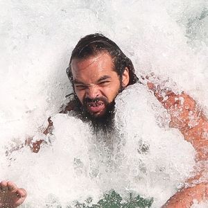 Exclusif - Prix spécial - L'ancien basketteur professionnel Joakim Noah et sa femme Lais Ribeiro (l'ange de Victoria's Secret) se baignent sur la plage de Rio de Janeiro au Brésil le 2 aout 2022.