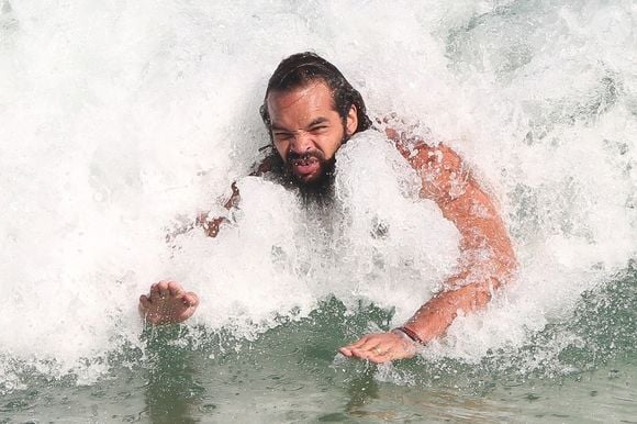 Exclusif - Prix spécial - L'ancien basketteur professionnel Joakim Noah et sa femme Lais Ribeiro (l'ange de Victoria's Secret) se baignent sur la plage de Rio de Janeiro au Brésil le 2 aout 2022.