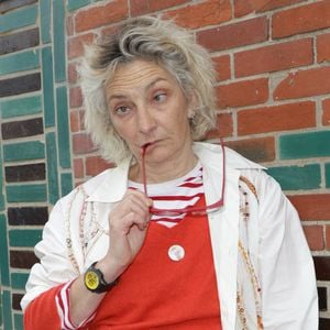 Installé avec la comédienne à Roubaix, cet homme discret exerce un métier encore peu répandu en France : naturopathe. 

Corinne Masiero - 4ème édition du festival du film de Demain à Vierzon © Coadic Guirec/Bestimage