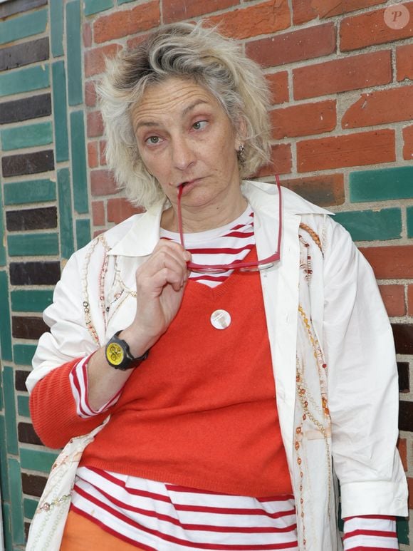 Installé avec la comédienne à Roubaix, cet homme discret exerce un métier encore peu répandu en France : naturopathe. 

Corinne Masiero - 4ème édition du festival du film de Demain à Vierzon © Coadic Guirec/Bestimage