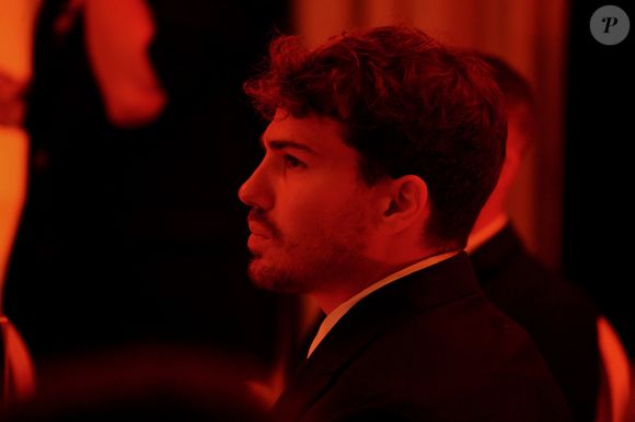 Sur Instagram, ils ont partagé des clichés de leurs balades, soirées et moments complices loin du tumulte du rugby. 

Antoine Dupont lors de la cérémonie d'ouverture du Qatar Prix de l'Arc de Triomphe au Pré Catelan le 2 octobre 2025.

© Anne-Sophie Guebey / Bestimage