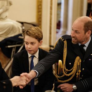 Le prince George de Galles, et le prince William, prince de Galles, - Les membres de la famille royale britannique assistent à la célébration du 80ème anniversaire de la fin de la Seconde guerre mondiale (VE80 Tea Party) au palais de Buckingham, à Londres, au Royaume-Uni, le 5 mai 2025. © Jordan Pettitt/WPA-Pool/Bestimage