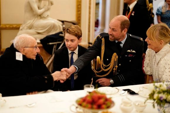 Le prince George de Galles, et le prince William, prince de Galles, - Les membres de la famille royale britannique assistent à la célébration du 80ème anniversaire de la fin de la Seconde guerre mondiale (VE80 Tea Party) au palais de Buckingham, à Londres, au Royaume-Uni, le 5 mai 2025. © Jordan Pettitt/WPA-Pool/Bestimage