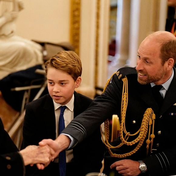Le prince George de Galles, et le prince William, prince de Galles, - Les membres de la famille royale britannique assistent à la célébration du 80ème anniversaire de la fin de la Seconde guerre mondiale (VE80 Tea Party) au palais de Buckingham, à Londres, au Royaume-Uni, le 5 mai 2025. © Jordan Pettitt/WPA-Pool/Bestimage