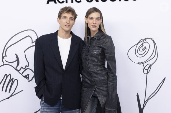 Aliocha Schneider et sa compagne Charlotte Cardin - Photocall du défilé de mode Femmes Printemps/Été 2025 "Acne Studio" lors de la fashion week de Paris. Le 25 septembre 2024. © Olivier Borde / Bestimage